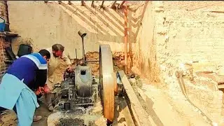 Stone Wheat Grinder Machine Work On Diesel Oil Engine - Desi Diesel Engine Amazing Starting