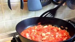 Яйца скрэмбл с томатами и сосисками