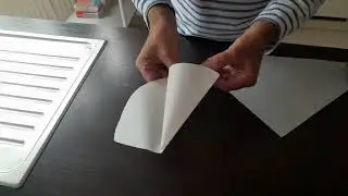 Cours de cuisine : réaliser un cornet avec une feuille de papier sulfurisé.
