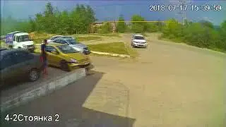 (Приколы) Девочки в маленьком Peugeot и парапет 17.07.2018 ДТП