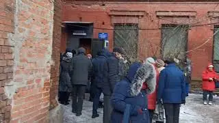 Славянск 6.02.2023 — Очередь за гуманитаркой.