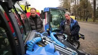 Минипогрузчик MultiOne и пескоразбрасыватель SnowEx   демонстрация для коммунальных подрядчиков СПб