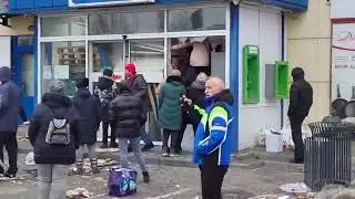 Война России с Украиной. В Мелитополе местный житель с пистолетом разгоняет мародёров.