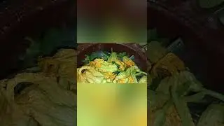 delicioso guiso de flor de calabaza con calabacitas