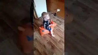 сыночек катается на лошадке