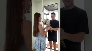 Девушке подарили цветы.