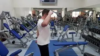 Выполняем третий замок. Вытяжение шеи сзади с движением челюстью.
