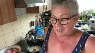 Ещё один день чешской деревне.Готовила угощение для подруг.