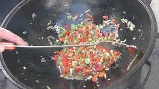 Как приготовить яичницу с помидорами правильно и вкусно. Новый рецепт в казане на костре. 