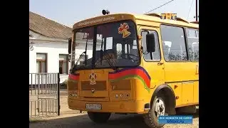 Школьный автобус идет в село