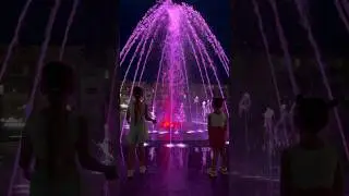 Катя и Яна купаются в фонтане😀 #tiktok #shorts