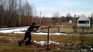 Закручивание винтовых свай в одиночку.