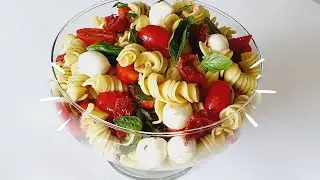 Sałatka z makaronem w stylu Caprese 
