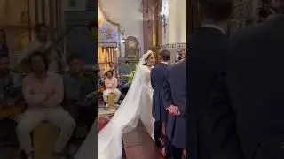 ¡Emotiva sorpresa en la boda: Novia deslumbra cantando en la iglesia!