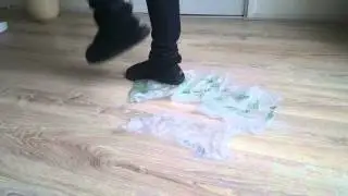 Request crush bubblewrap in Uggs
