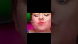 Bir kız tavuk şeritleri yiyor