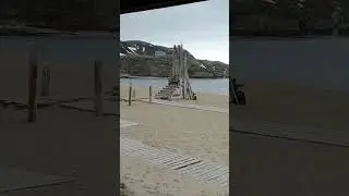 Нежнейший песчаный пляж на берегу Баренцово моря в селе Териберка возле ресторана