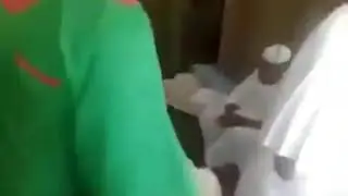 Пьют воду после омовения устаза..фуу