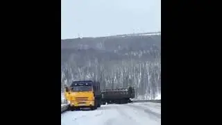 Дороги Якутии. Спуск гололед. Архив.