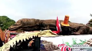 Komodo Raksasa Menarik Perhatian Pengunjung