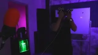 Старый, одень уже себе красную фигню на нос..