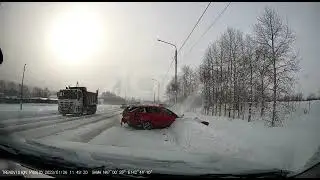Появилось видео момента жёсткого ДТП с Toyota Wish в Южно-Сахалинске