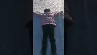 надо было падать зимой в мягий снег 😂 #russia #shorts #spring #2024