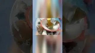 Кораблик из половинки Киндер Джоя на камнях и ракушках