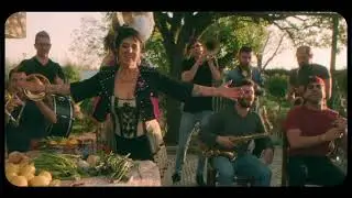 Amparanoia y Artistas del Gremio - Algo Está Pasando (Videoclip Oficial)