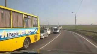 Как ГИБДД, охраняет светофор на мосту.