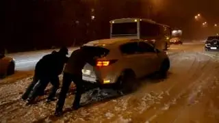 Первый снег в Киеве 2016. Транспортный коллапс на ул. Липкивского
