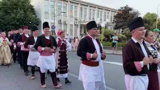 Defile učesnika Srem folk festa
