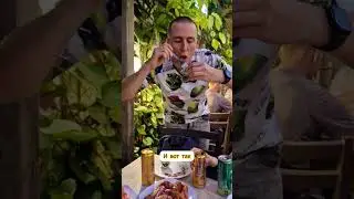 Первый раз пробую устрицу. Навсегда запомню вкус.