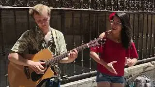 Cantando delante de la catedral de Granada