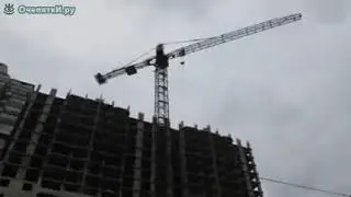 Безстрашние руфери на высоте 100 метров над земльой