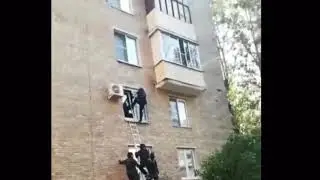 спецназ выбивает окно | мем из тик тока