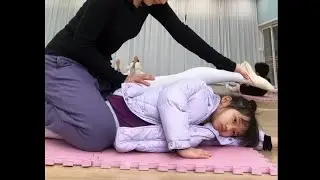 flexible,    chinese girl.Step on the crotch 舞蹈课 被动压腿、踩胯  lhz