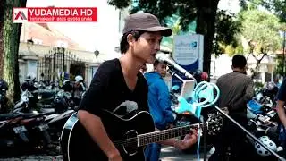 Akad   Payung Teduh Bukan Pengamen Biasa - Cover Akustik Pengamen Jalanan Ganteng Sabian Nanda