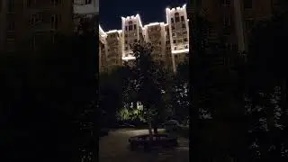 Москва. Сквер у площади Абельмановская застава. Вечерняя подсветка. Сентябрь 2023 года.