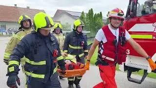 V Zrkovcih na delu reševalci in šest gasilskih društev: V dveh objektih ujetih več ljudi