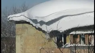 10 11 2016 Упал снег с крыши, повезло парням