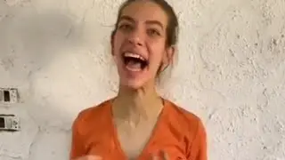 يارا دلوعه بابي دادي معتش عايز يديها فلوس شوفو عملت اي 😂😅 صانكيو داري 😂