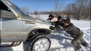 Команда джиперов пробивает дорогу между деревнями