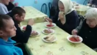 Первая раздача пищи в приюте в Тольятти