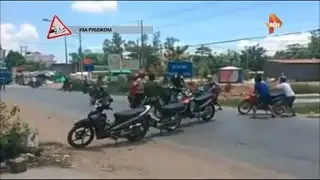 Живой щит из байков во Вьетнаме.