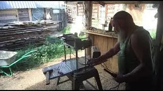 Ремонт рейсмуса HITACHI P13F .  Выворачиваю винты со сбитыми шлицами с помощью электросварки