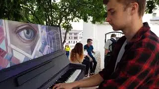 Уличный пианист Роман Кишулько играет на свободном пианино