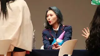 When Siyeon🐺 was checking out a girl in a fansign