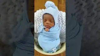 Ensaio Newborn neném no baldinho sono tranquilo 