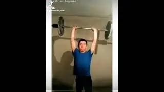 с трудом  поднял штангу